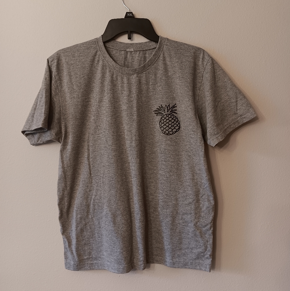 Grey pineapple cute t-shirt women's medium